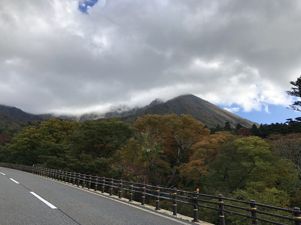 ２０日の大山です。大山寺付近は、晴れていますが山肌が見えたり見えなかったり。少し不安定な天気でしたが、午後からは北壁が見えてきました。紅葉は、４割というところです。